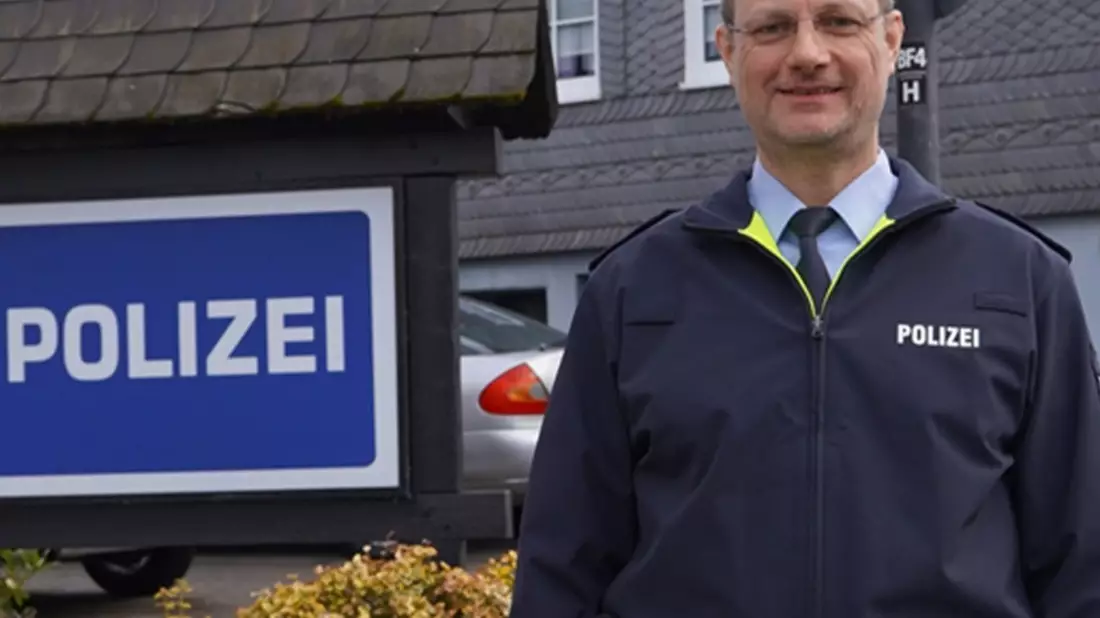 POL-HSK: Neuer Wachleiter für die Polizeiwache Schmallenberg: Polizeihauptkommissar Bernd Waldow übernimmt Verantwortung - Bild: presseportal.de