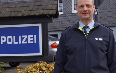 POL-HSK: Neuer Wachleiter für die Polizeiwache Schmallenberg: Polizeihauptkommissar Bernd Waldow übernimmt Verantwortung - Foto: presseportal.de