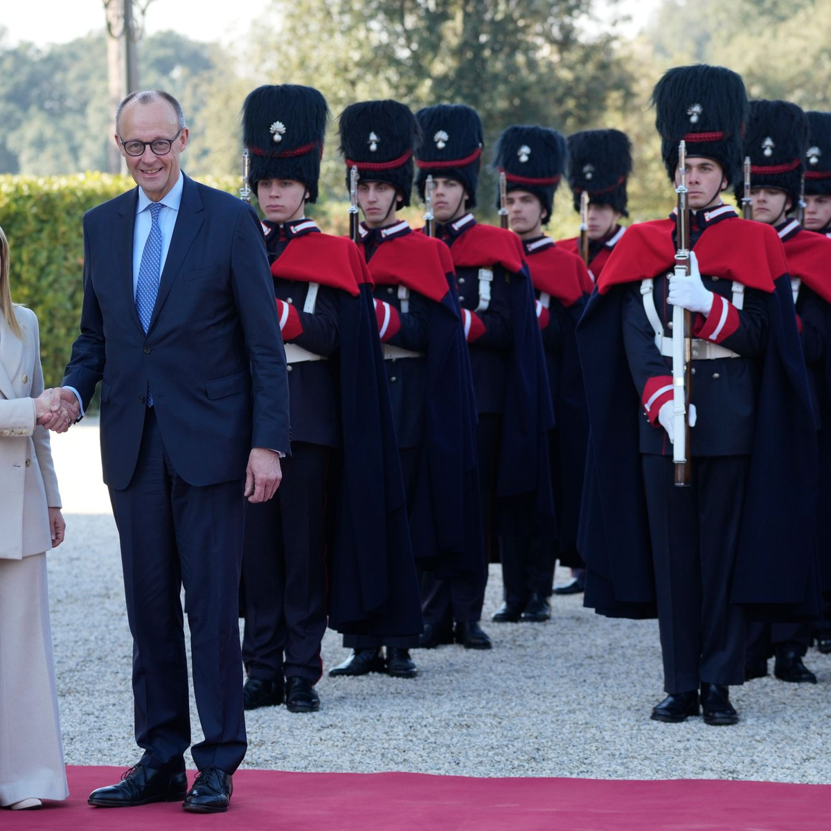 Kanzler Merz und Ministerpräsidentin Giorgia Meloni verstehen sich immer besser. - Foto: Gregorio Borgia/AP/dpa