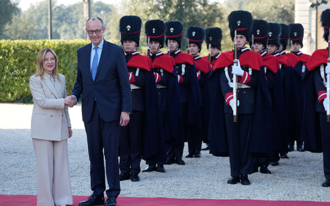 Kanzler Merz und Ministerpräsidentin Giorgia Meloni verstehen sich immer besser. - Foto: Gregorio Borgia/AP/dpa