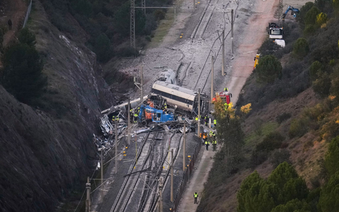 Unter den geborgenen Todesopfern ist auch eine Deutsche. - Foto: Manu Fernandez/AP/dpa