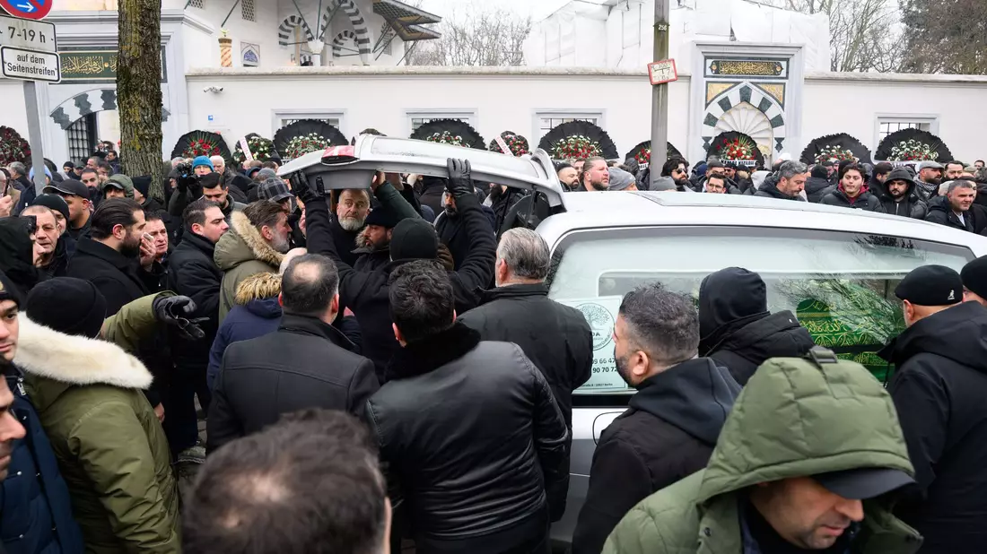 Ein Sarg wird nach dem Trauergebet vor der Beerdigung eines 62-Jährigen vor der Neuköllner Sehitlik-Moschee in einen Leichenwagen verladen.  - Bild: Bernd von Jutrczenka/dpa