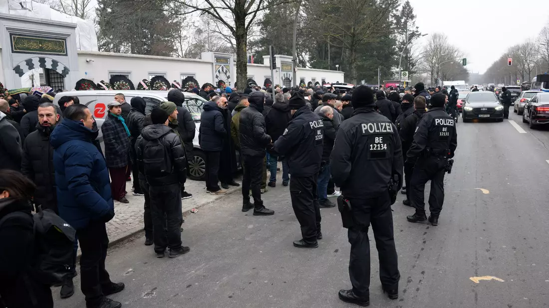 Zahlreiche Besucher kommen nach dem Trauergebet vor der Beerdigung eines 62-Jährigen aus der Neuköllner Sehitlik-Moschee.  - Bild: Bernd von Jutrczenka/dpa