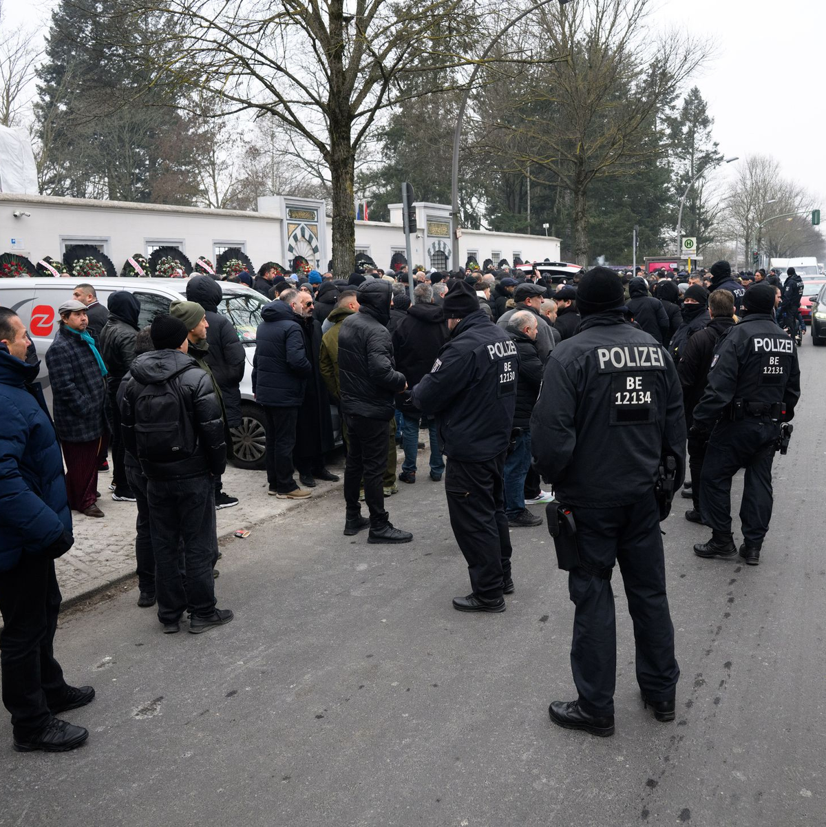Zahlreiche Besucher kommen nach dem Trauergebet vor der Beerdigung eines 62-Jährigen aus der Neuköllner Sehitlik-Moschee.  - Foto: Bernd von Jutrczenka/dpa