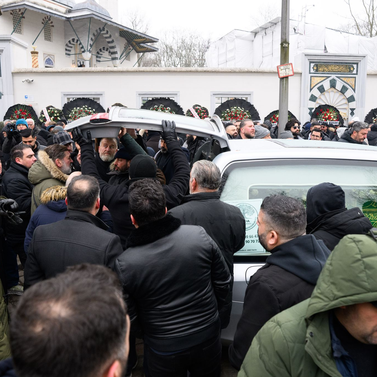 Ein Sarg wird nach dem Trauergebet vor der Beerdigung eines 62-Jährigen vor der Neuköllner Sehitlik-Moschee in einen Leichenwagen verladen.  - Foto: Bernd von Jutrczenka/dpa