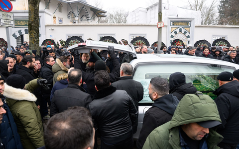Ein Sarg wird nach dem Trauergebet vor der Beerdigung eines 62-Jährigen vor der Neuköllner Sehitlik-Moschee in einen Leichenwagen verladen.  - Foto: Bernd von Jutrczenka/dpa