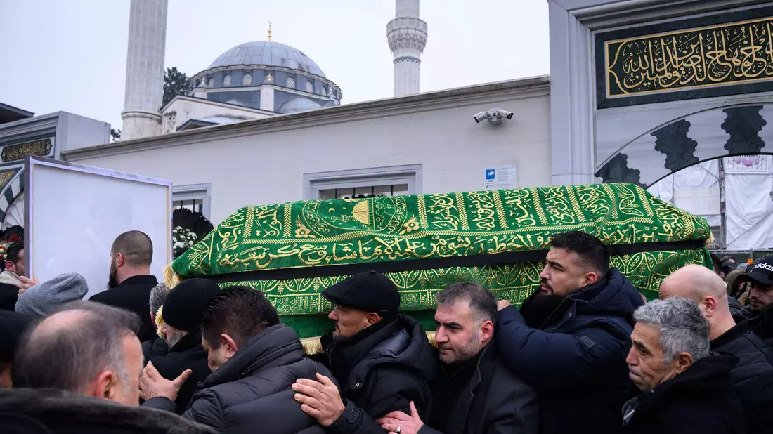 Ein Sarg wird nach dem Trauergebet vor der Beerdigung eines 62-Jährigen aus der Neuköllner Sehitlik-Moschee getragen. - Bild: Bernd von Jutrczenka/dpa