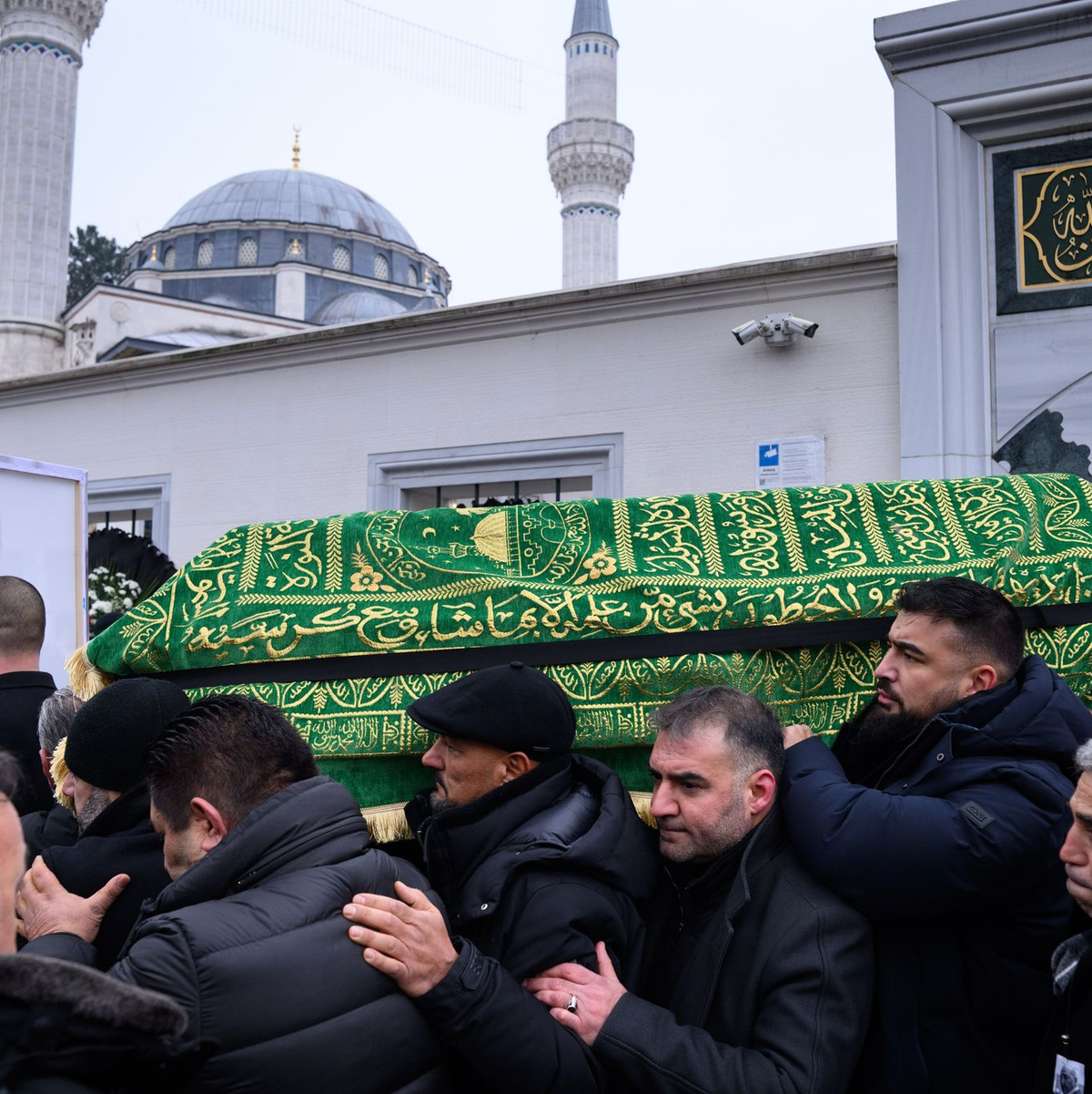 Ein Sarg wird nach dem Trauergebet vor der Beerdigung eines 62-Jährigen aus der Neuköllner Sehitlik-Moschee getragen. - Foto: Bernd von Jutrczenka/dpa