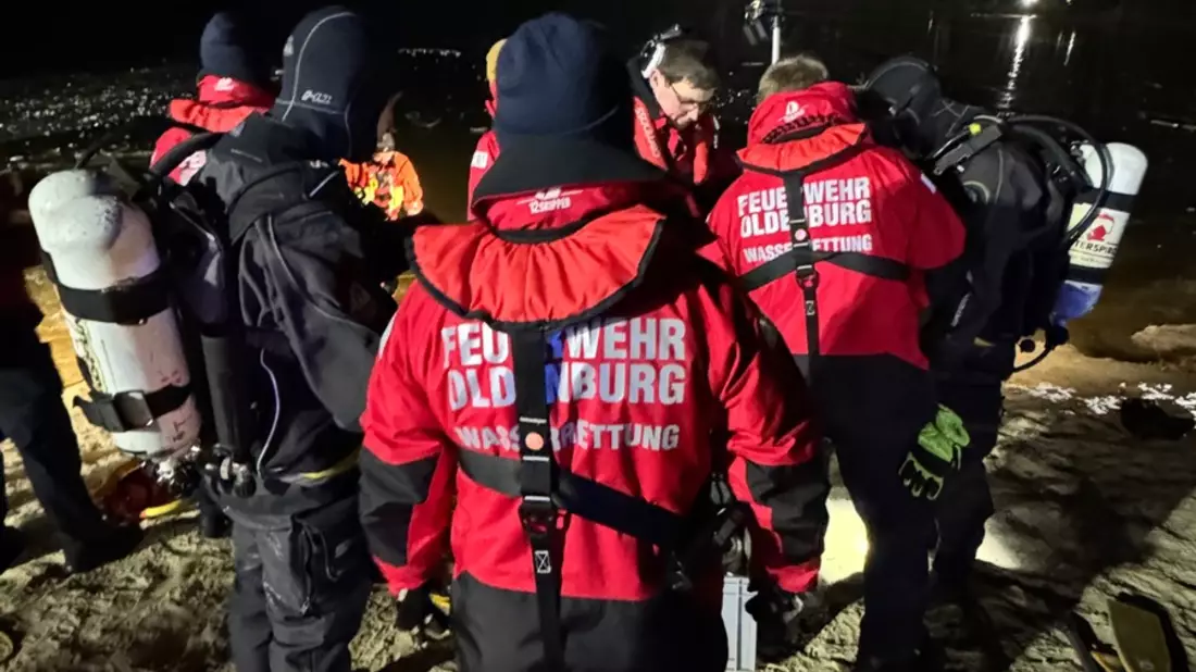 FW-OLL: Erfolgreiche Einsatzübung am Baggersee Westerholt - Eisrettung unter realistischen Bedingungen trainiert - Bild: presseportal.de