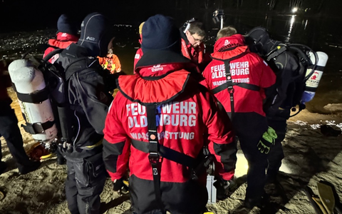 FW-OLL: Erfolgreiche Einsatzübung am Baggersee Westerholt - Eisrettung unter realistischen Bedingungen trainiert - Foto: presseportal.de