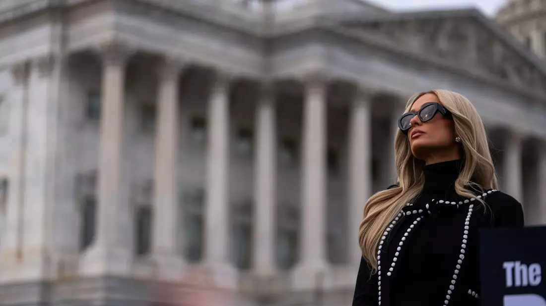 US-Realitystar Paris Hilton will die Rechte von Opfern von KI-generierten pornografischen Inhalten stärken.  - Bild: Allison Robbert/AP/dpa