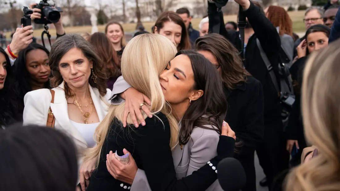An der Pressekonferenz vor dem US-Kongress nahmen neben Paris Hilton auch die linke Kongressabgeordnete Alexandria Ocasio-Cortez und andere Politiker teil.  - Bild: Allison Robbert/AP/dpa
