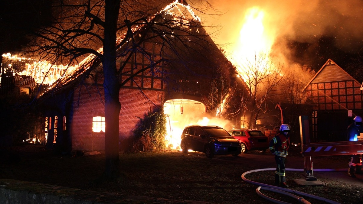 POL-MI: Ehemaliges landwirtschaftliches Anwesen geht in Flammen auf - Foto: presseportal.de