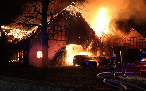 POL-MI: Ehemaliges landwirtschaftliches Anwesen geht in Flammen auf - Foto: presseportal.de