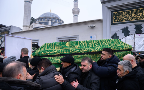 Ein Sarg wird nach dem Trauergebet vor der Beerdigung eines 62-Jährigen aus der Neuköllner Sehitlik-Moschee getragen. - Foto: Bernd von Jutrczenka/dpa