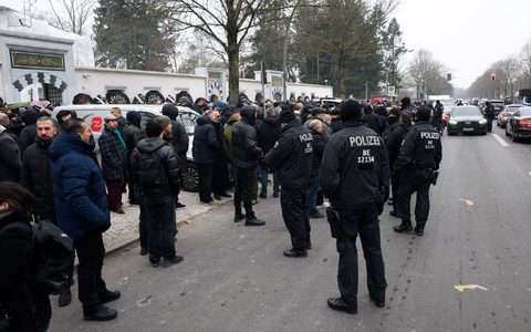 Zahlreiche Besucher kommen nach dem Trauergebet vor der Beerdigung eines 62-Jährigen aus der Neuköllner Sehitlik-Moschee.  - Foto: Bernd von Jutrczenka/dpa