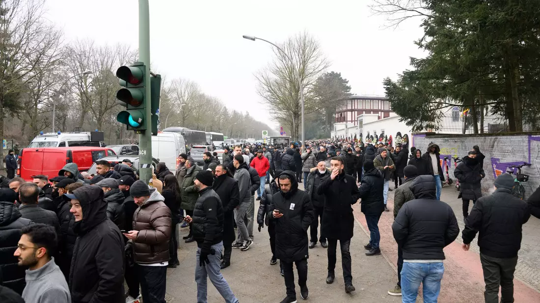Zahlreiche Besucher kommen nach dem Trauergebet vor der Beerdigung eines 62-Jährigen aus der Neuköllner Sehitlik-Moschee. - Bild: Bernd von Jutrczenka/dpa
