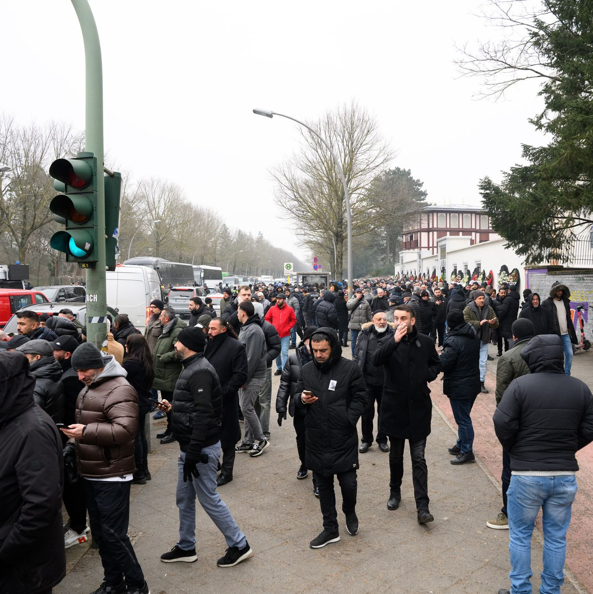 Zahlreiche Besucher kommen nach dem Trauergebet vor der Beerdigung eines 62-Jährigen aus der Neuköllner Sehitlik-Moschee. - Foto: Bernd von Jutrczenka/dpa