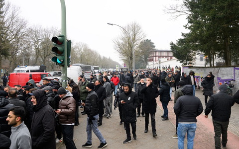 Zahlreiche Besucher kommen nach dem Trauergebet vor der Beerdigung eines 62-Jährigen aus der Neuköllner Sehitlik-Moschee. - Foto: Bernd von Jutrczenka/dpa