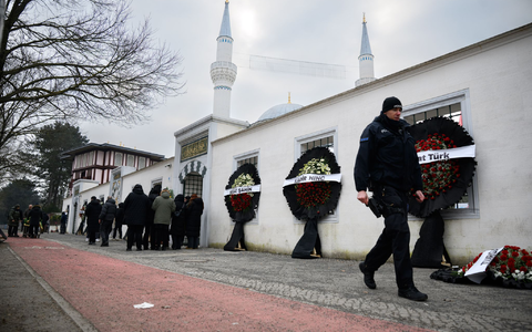 Blumengebinde stehen anlässlich eines Trauergebets vor der Beerdigung eines 62-Jährigen vor der Neuköllner Sehitlik-Moschee.  - Foto: Bernd von Jutrczenka/dpa