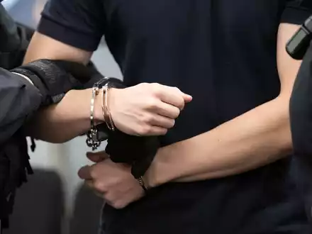 Am Oberlandesgericht Dresden müssen sich acht junge Männer aus der rechten Szene wegen Beteiligung an einer terroristischen Organisation verantworten. - Foto: Sebastian Kahnert/dpa