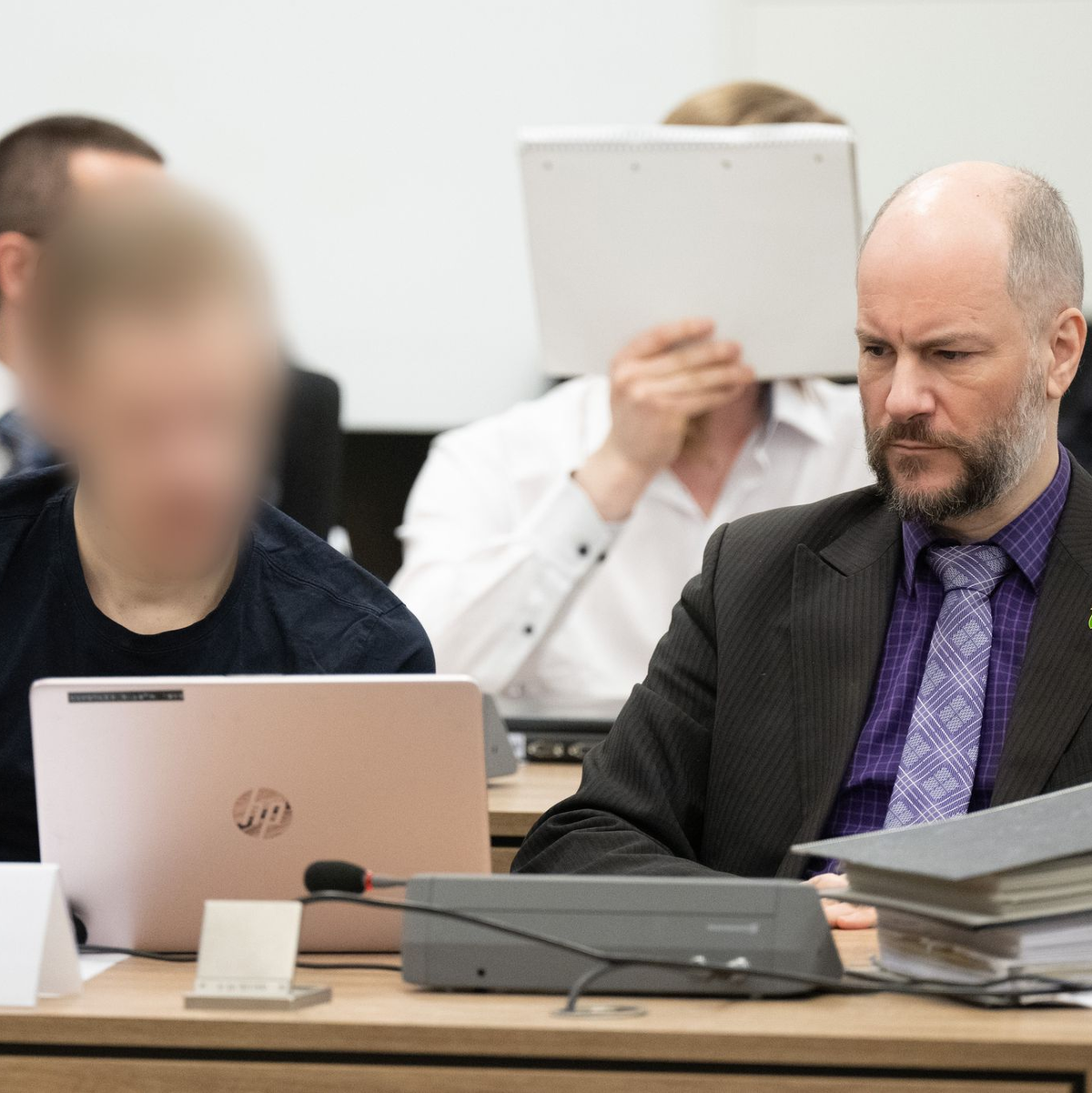 19 Verteidiger sind bei dem Prozess anwesend. - Foto: Sebastian Kahnert/dpa Pool/dpa