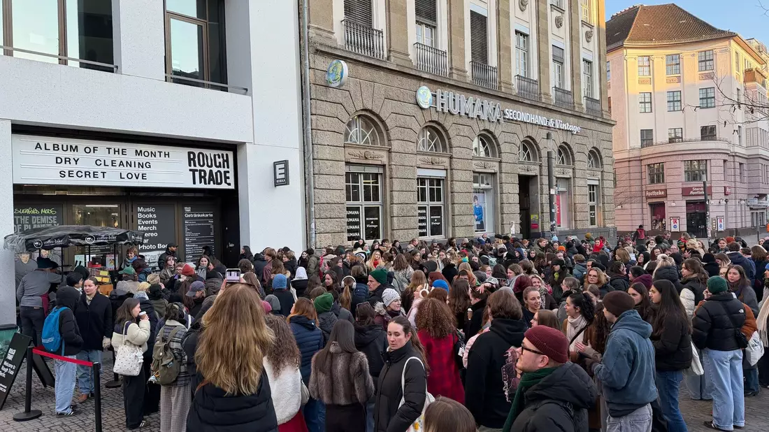 In Berlin-Neukölln standen Fans von Harry Styles Schlange, um seine neue Single zu hören. (Archivbild) - Bild: Lisa Forster/dpa