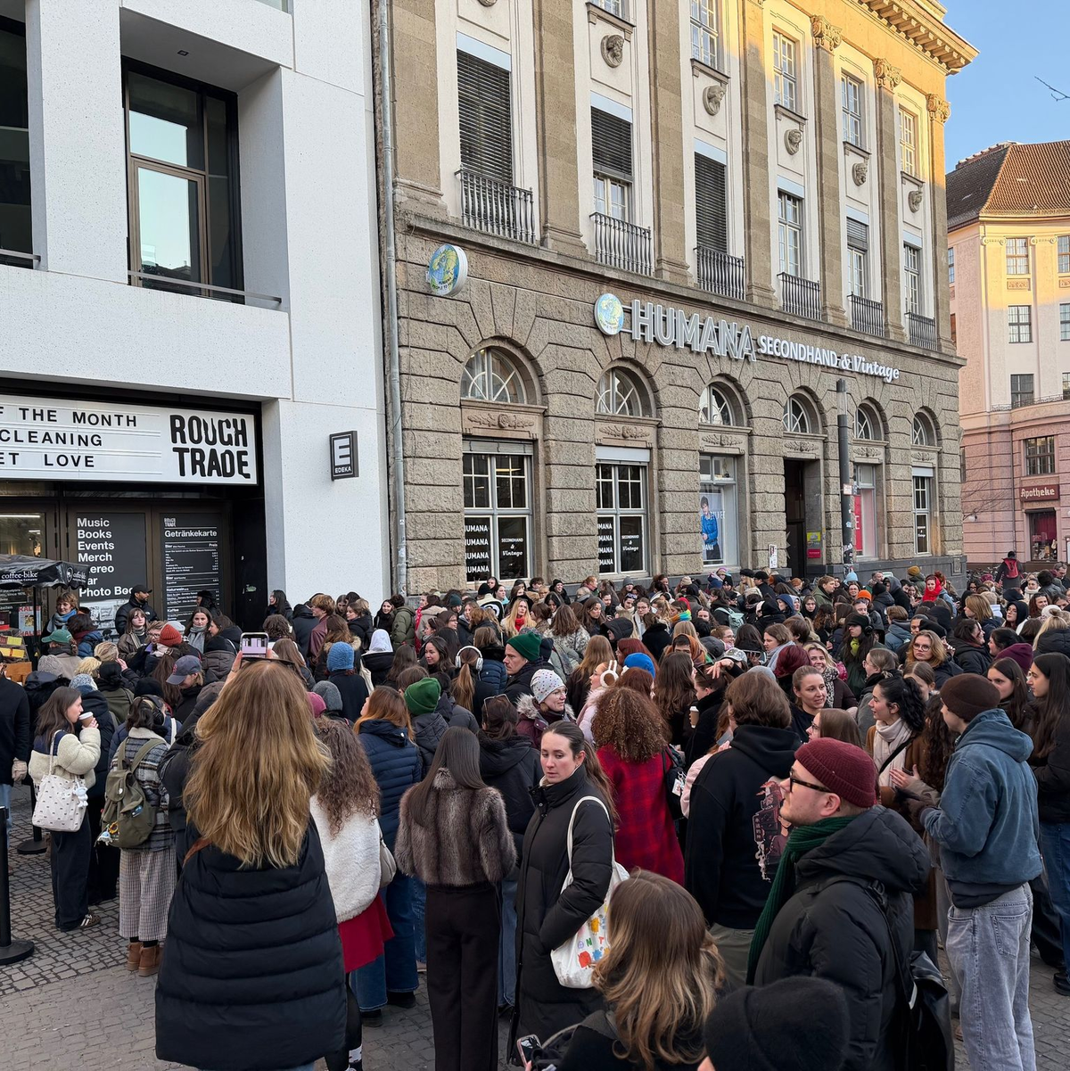 In Berlin-Neukölln standen Fans von Harry Styles Schlange, um seine neue Single zu hören. (Archivbild) - Foto: Lisa Forster/dpa