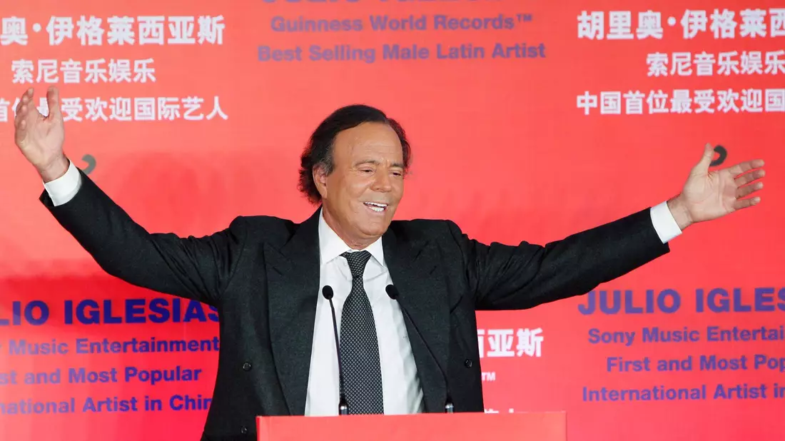 Julio Iglesias lebt seit Langem zurückgezogen in der Karibik. (Archivbild) - Bild: How Hwee Young/EPA/dpa