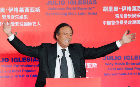 Julio Iglesias lebt seit Langem zurückgezogen in der Karibik. (Archivbild) - Foto: How Hwee Young/EPA/dpa