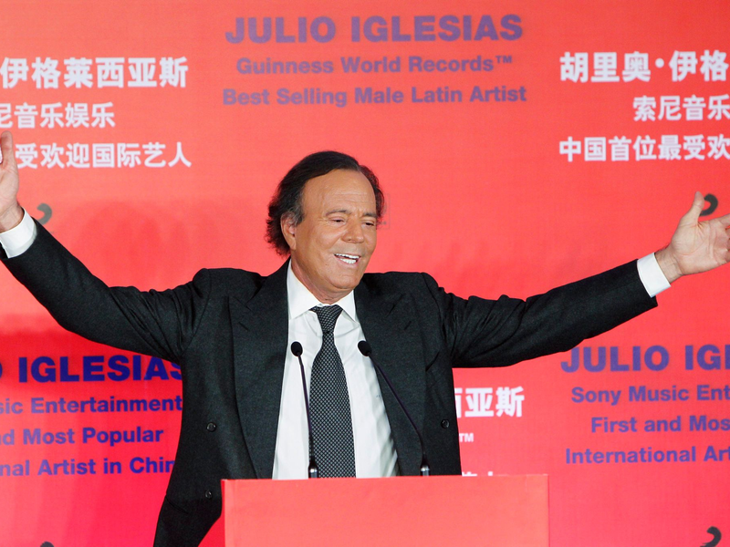 Julio Iglesias lebt seit Langem zurückgezogen in der Karibik. (Archivbild) - Foto: How Hwee Young/EPA/dpa