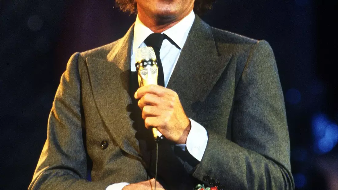 Die spanische Staatsanwaltschaft hat Ermittlungen gegen Julio Iglesias eingestellt, weil sie nicht zuständig sei. Der spanische Sänger hatte die gegen ihn erhobenen Vorwürfe vehement zurückgewiesen. (Archivfoto) - Bild: Martin Athenstädt/dpa