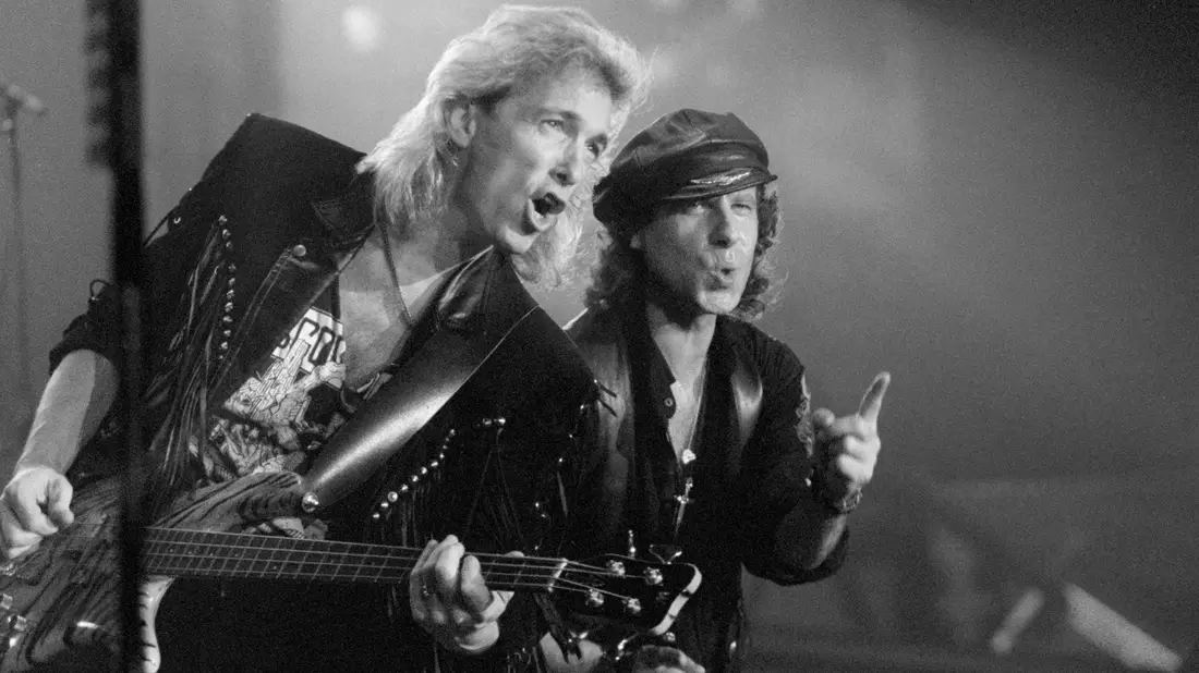 Der damalige Bassist Francis Buchholz (l.) mit Scorpions-Frontmann Klaus Meine 1991 in Frankfurt am Main. (Archivbild) - Bild: Dieter Roosen/dpa