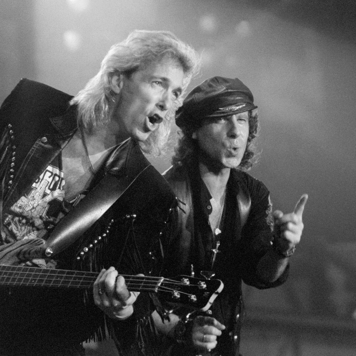Der damalige Bassist Francis Buchholz (l.) mit Scorpions-Frontmann Klaus Meine 1991 in Frankfurt am Main. (Archivbild) - Foto: Dieter Roosen/dpa