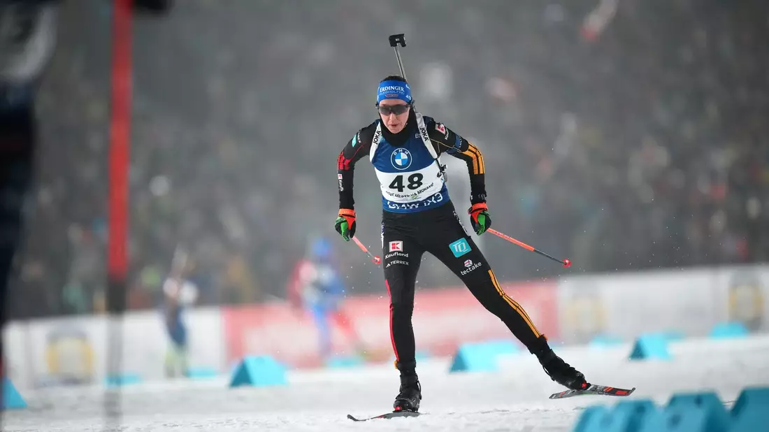 Franziska Preuß landet im verkürzten Einzel von Nove Mesto auf dem Podest. - Bild: Petr David Josek/AP/dpa