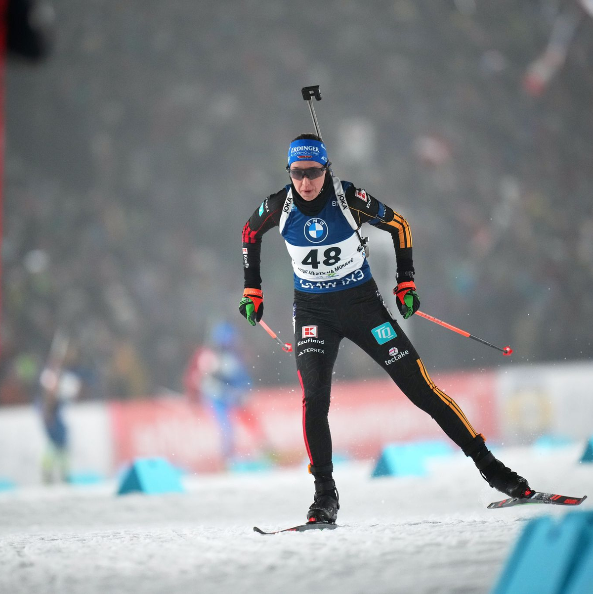 Franziska Preuß landet im verkürzten Einzel von Nove Mesto auf dem Podest. - Foto: Petr David Josek/AP/dpa