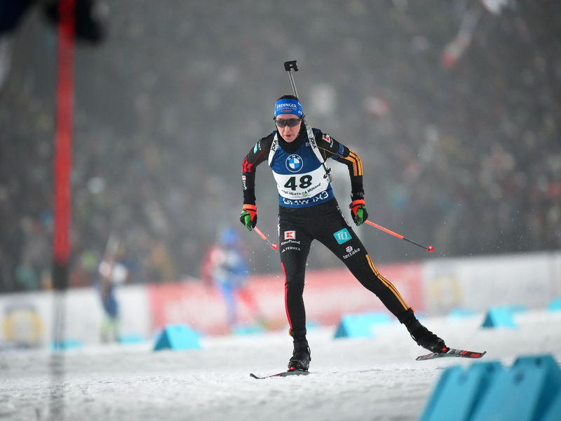 Franziska Preuß landet im verkürzten Einzel von Nove Mesto auf dem Podest. - Foto: Petr David Josek/AP/dpa