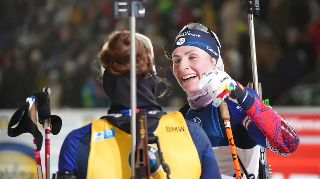 Nicht zu schlagen: Die beiden Französinnen Justine Braisaz-Bouchet und Lou Jeanmonnot - Bild: Petr David Josek/AP/dpa