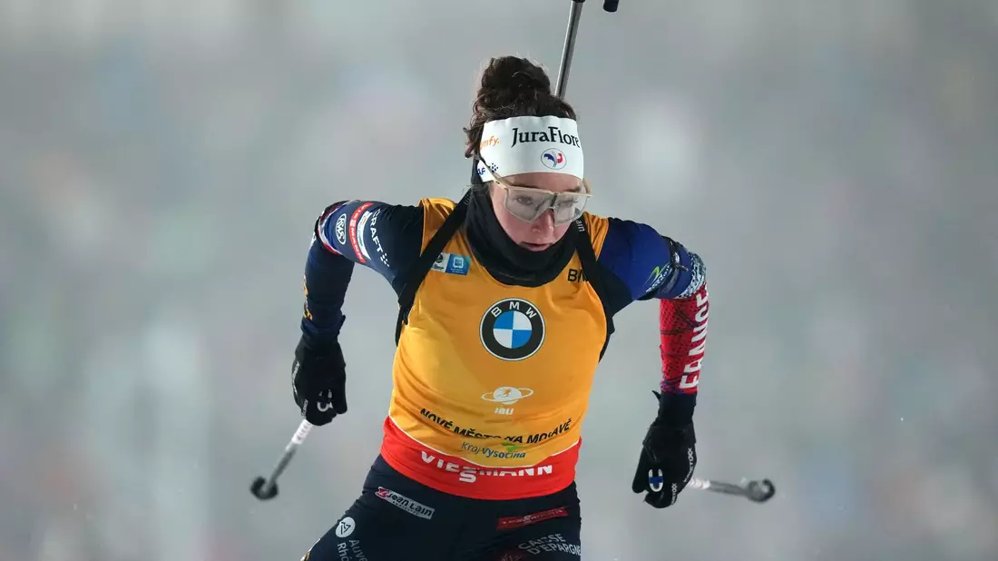 Rang zwei für die beste Athletin des Winters: Lou Jeanmonnot - Bild: Petr David Josek/AP/dpa