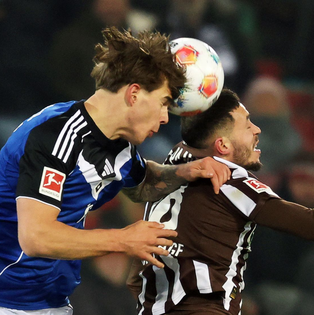 Viel Kampf, wenig Spiel im Stadtderby: HSV-Abwehrchef Luka Vuskovic (l) und St. Paulis Mathias Pereira Lage im Kopfballduell.  - Foto: Christian Charisius/dpa