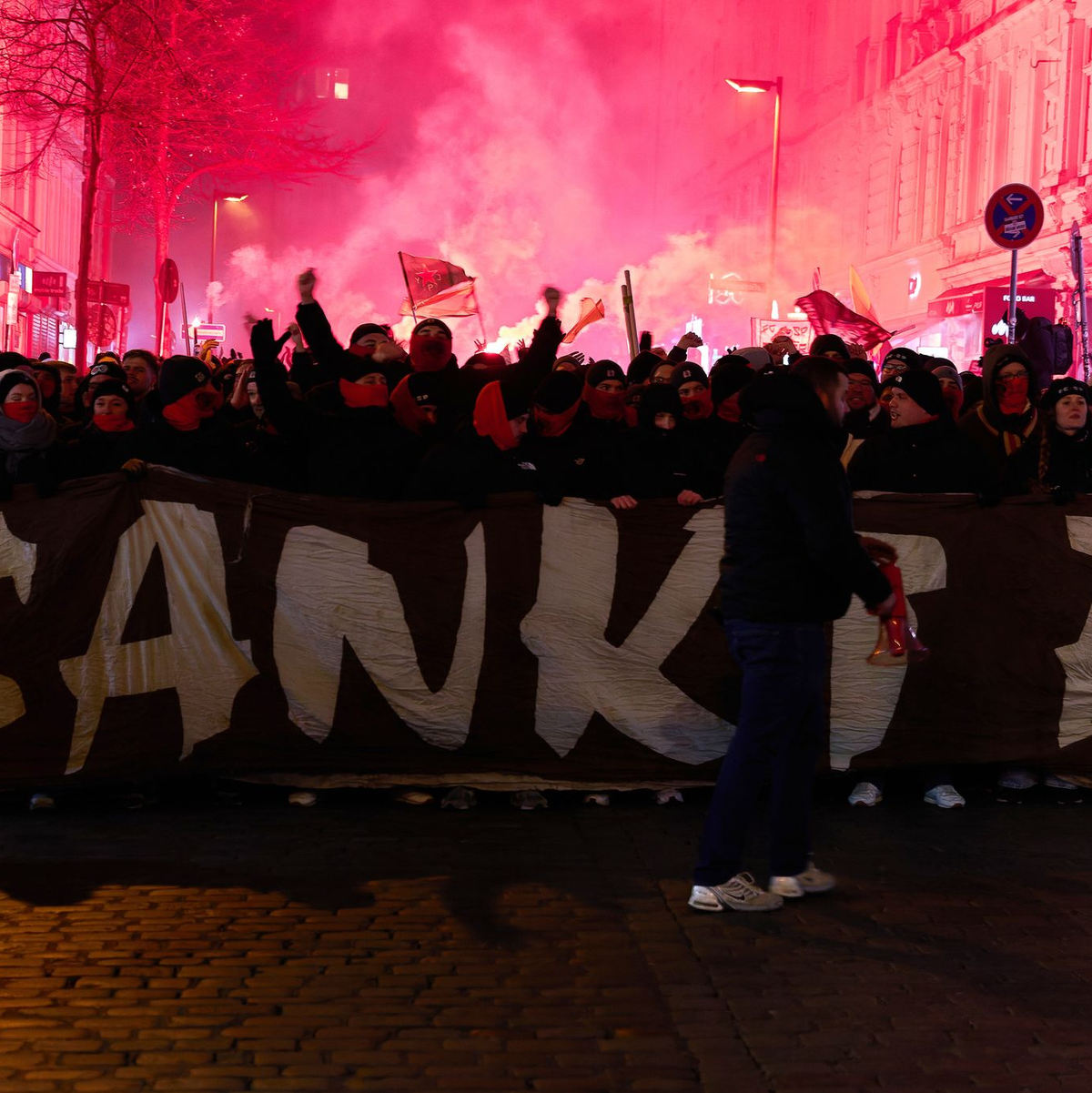 Einstimmung aufs Stadtderby: FC St. Paulis Anhänger beim Fanmarsch. - Foto: Marcus Golejewski/dpa