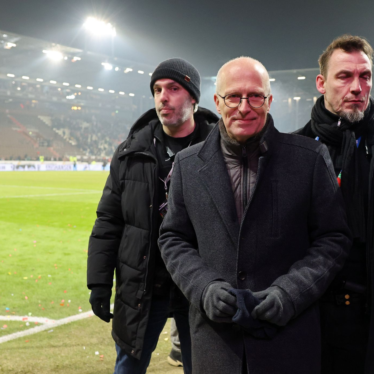 Auch das Stadtoberhaupt ließ sich das Stadtderby nicht nehmen: Hamburgs Bürgermeister Peter Tschentscher (M) - Foto: Christian Charisius/dpa