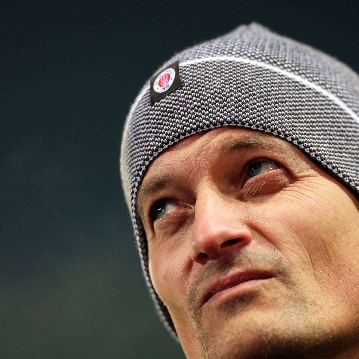 Blickte vor dem Spiel skeptisch: FC St. Paulis Cheftrainer Alexander Blessin.  - Foto: Christian Charisius/dpa
