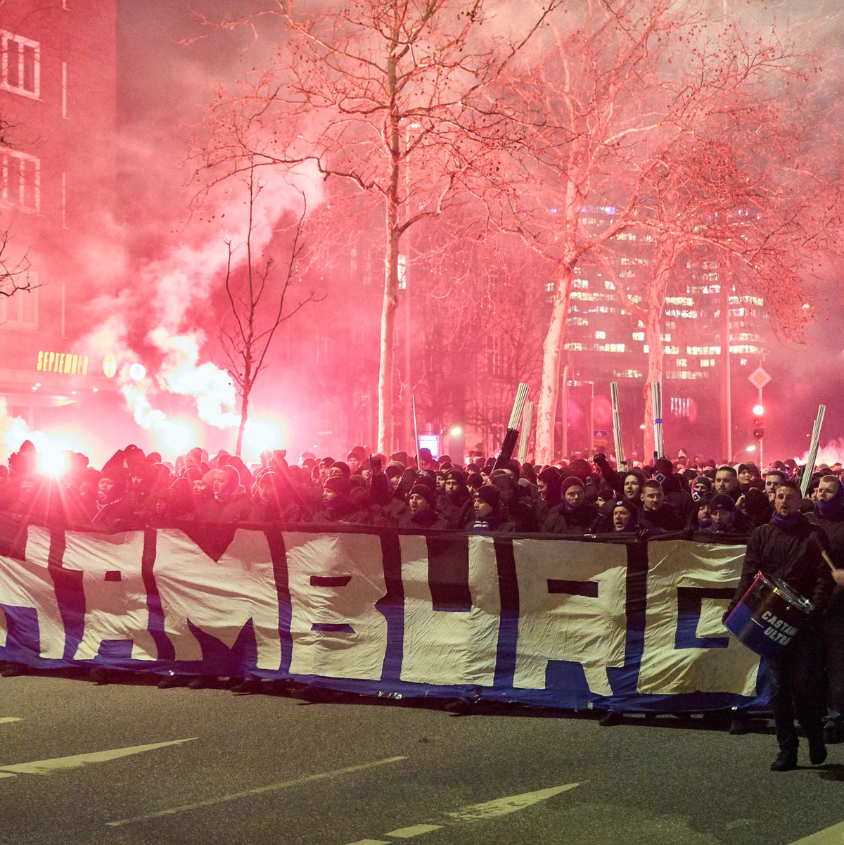 HSV-Anhänger im Anmarsch auf das Millerntor-Stadion. - Foto: Georg Wendt/dpa