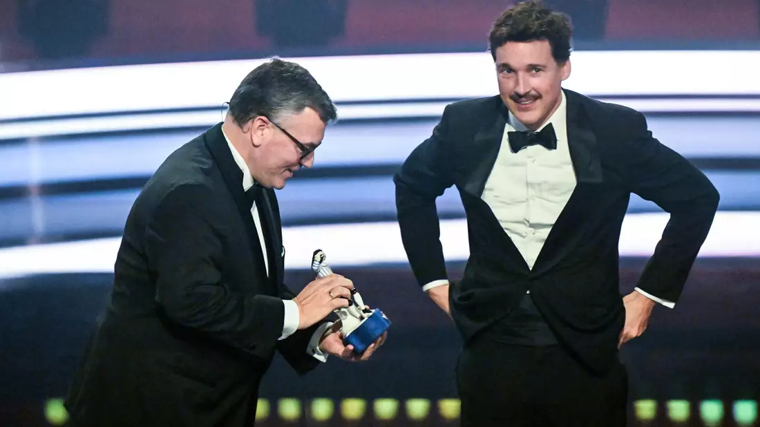 Schauspieler Florian David Fitz bekommt den Ehrenpreis.  - Bild: Felix Hörhager/dpa