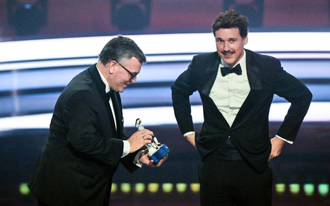 Schauspieler Florian David Fitz bekommt den Ehrenpreis.  - Foto: Felix Hörhager/dpa