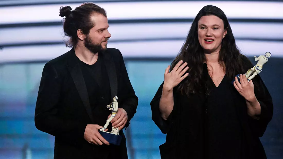Privat und beruflich ein Paar: Für den Film «In die Sonne schauen» bekam Mascha Schilinski den Regiepreis und Fabian Gamper den Preis für Bildgestaltung. - Bild: Felix Hörhager/dpa