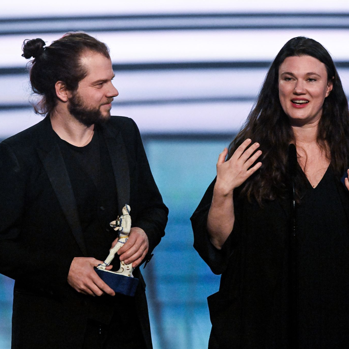 Privat und beruflich ein Paar: Für den Film «In die Sonne schauen» bekam Mascha Schilinski den Regiepreis und Fabian Gamper den Preis für Bildgestaltung. - Foto: Felix Hörhager/dpa