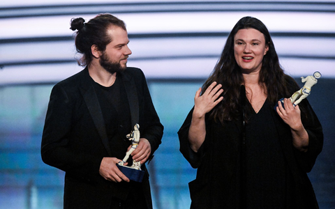 Privat und beruflich ein Paar: Für den Film «In die Sonne schauen» bekam Mascha Schilinski den Regiepreis und Fabian Gamper den Preis für Bildgestaltung. - Foto: Felix Hörhager/dpa