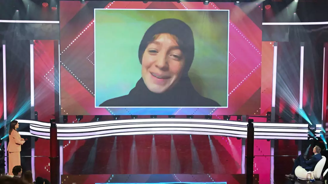 Leonie Benesch kann den Preis als Beste Darstellerin wegen einer Covid-Erkrankung nur virtuell in Empfang nehmen. - Bild: Felix Hörhager/dpa